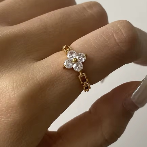 💫Flash Sale💫Flower Gold Plated Stainless Steel Geometric Clover Ring - Picture 3 of 6